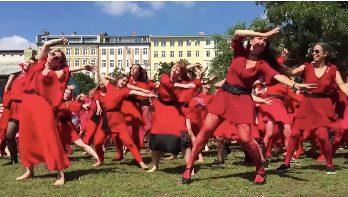 Se hundratals Kate Bush-fans återskapa den klassiska videon