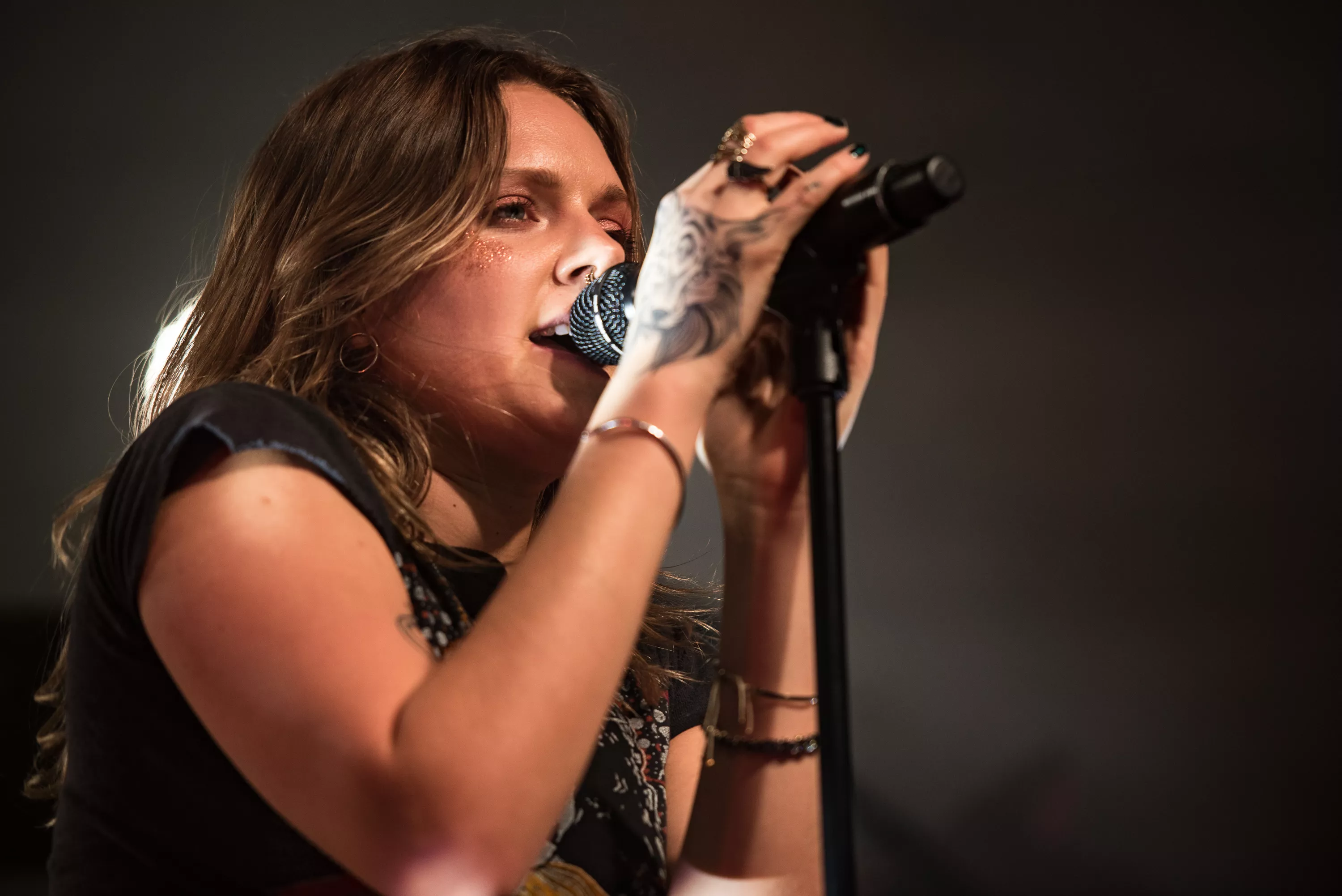 Dubbla Grammisvinnaren gör Sverige