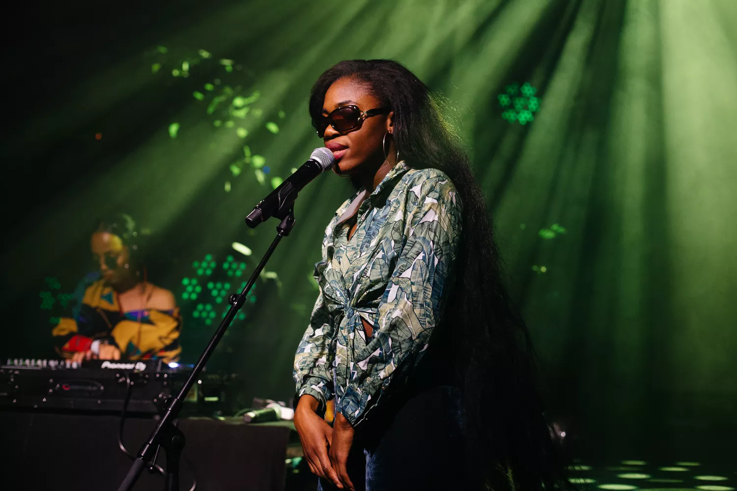 Ung spiller i en Plantasjen-sponset jungel