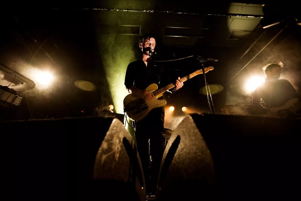 Få White Lies hjem i stuen