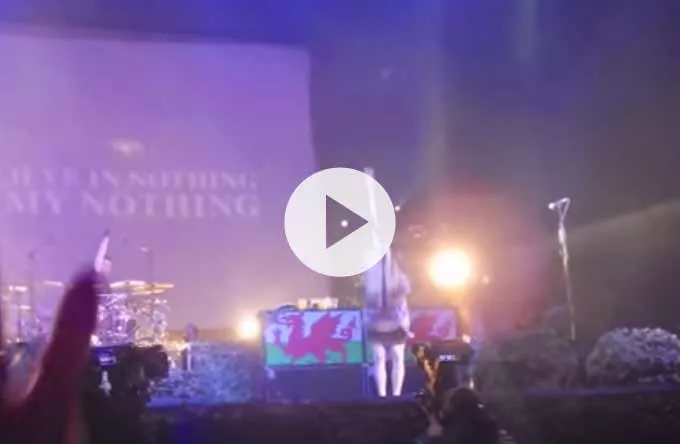 Se Manic Street Preachers kæmpe for at smadre basguitar