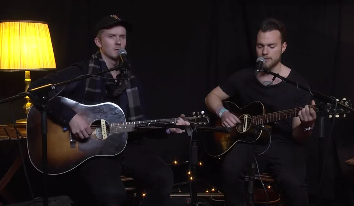 Se Ásgeir Trausti spille akustisk på EuroSonic