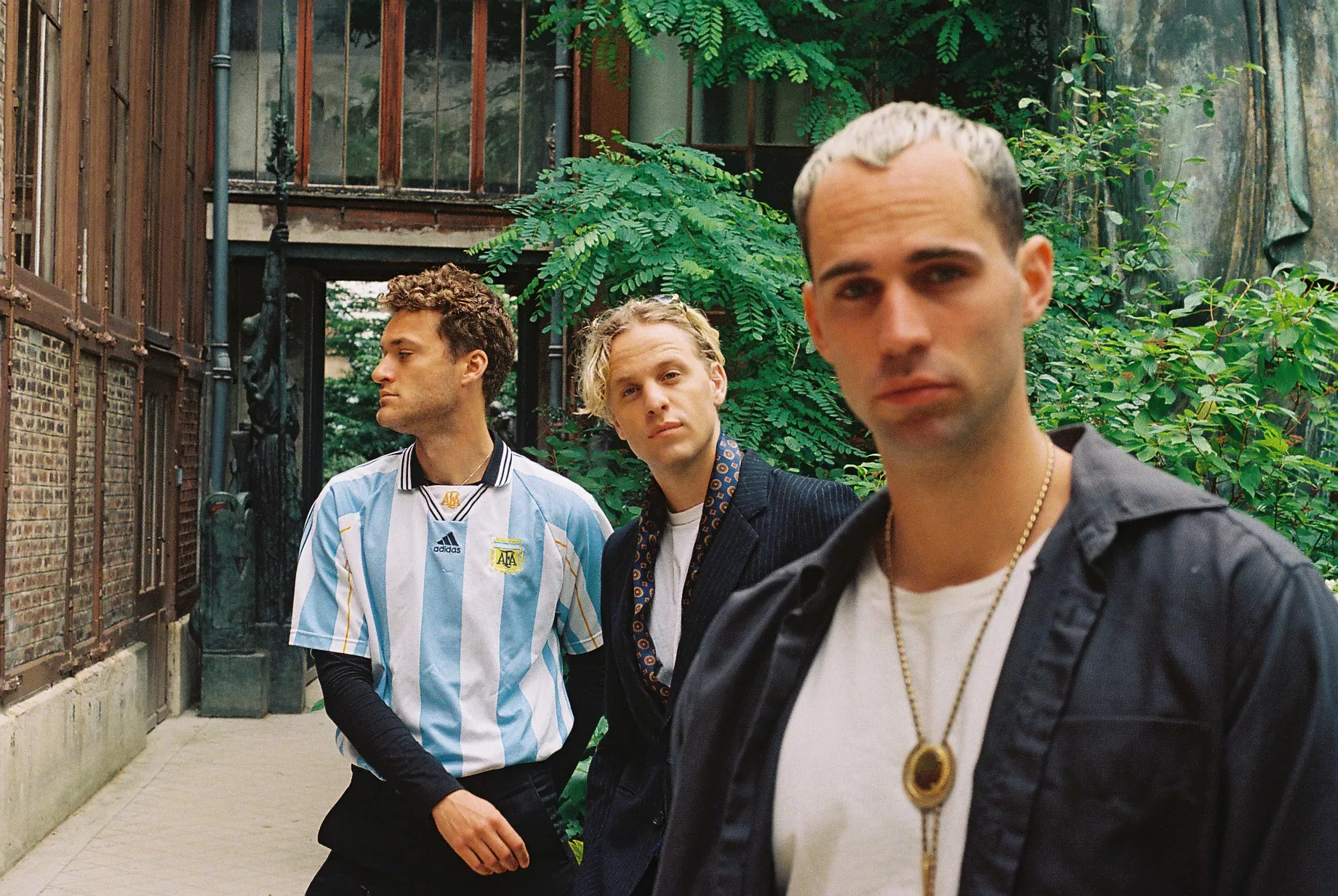 ANMELDELSE: Tropiske duftlys flakker i efterårsmørket