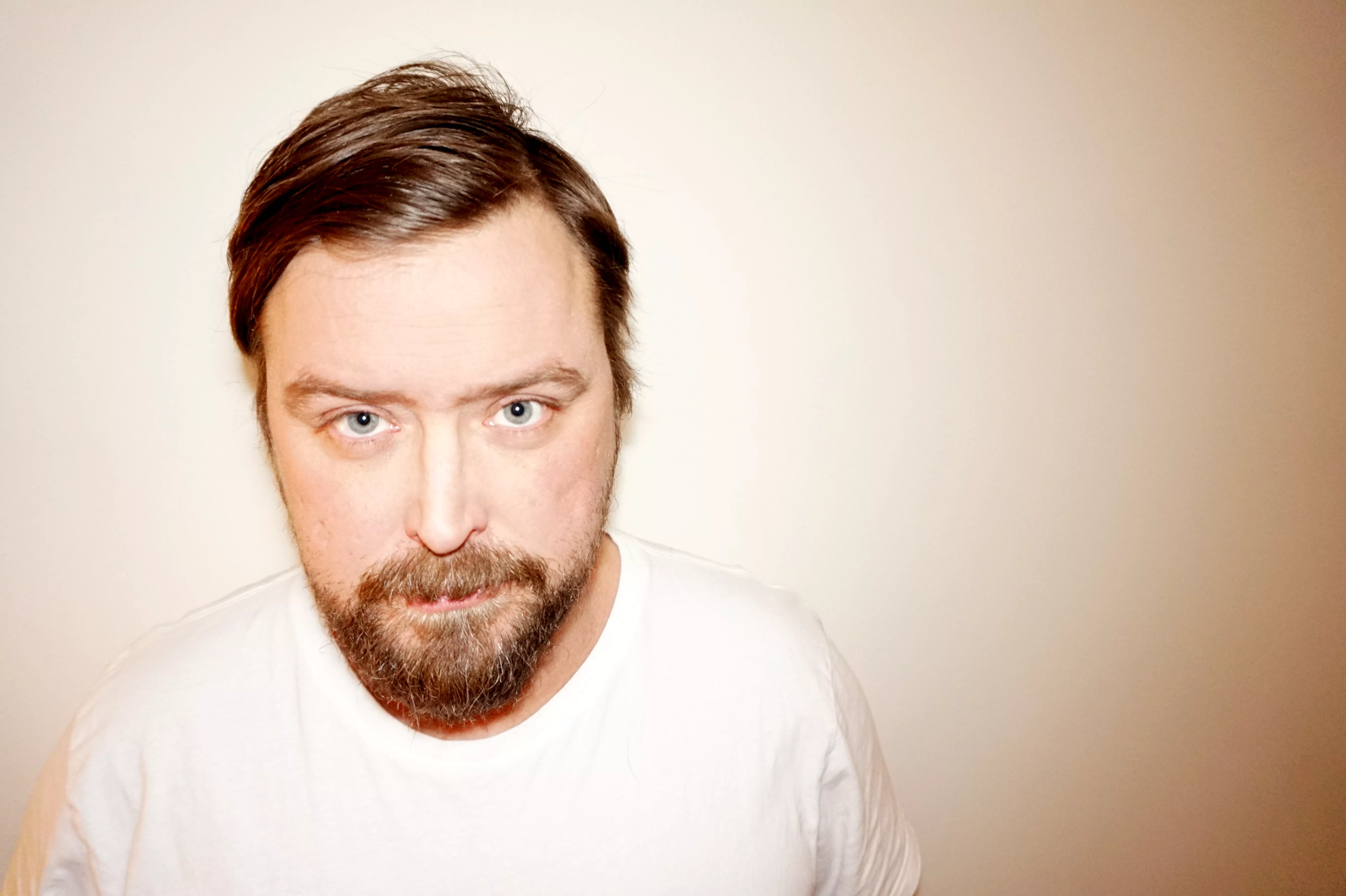 PREMIÄR: En av Sveriges mest underskattade artister är tillbaka