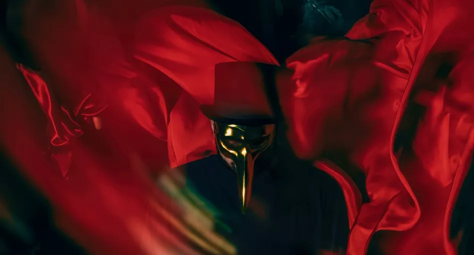 ANMELDELSE: Middelmådigt midtersøgende maskebal