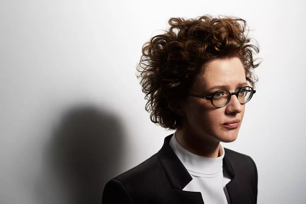 Marie Key læner sig skråsikkert op ad sine giganter