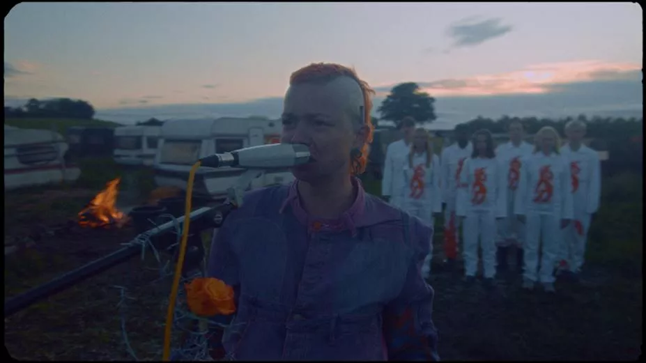 VIDEO: Angående Mig leger med ilden i ny musikvideo