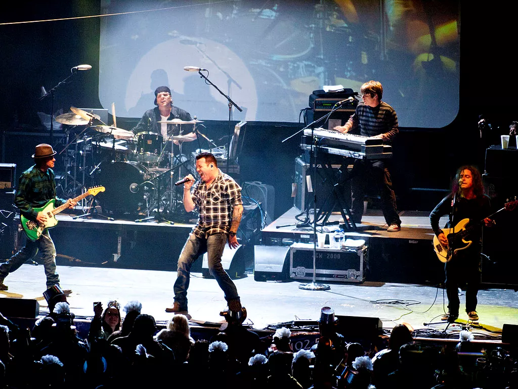 OVERSIGT: Syv mærkelige ting, der er blevet kastet på scenen