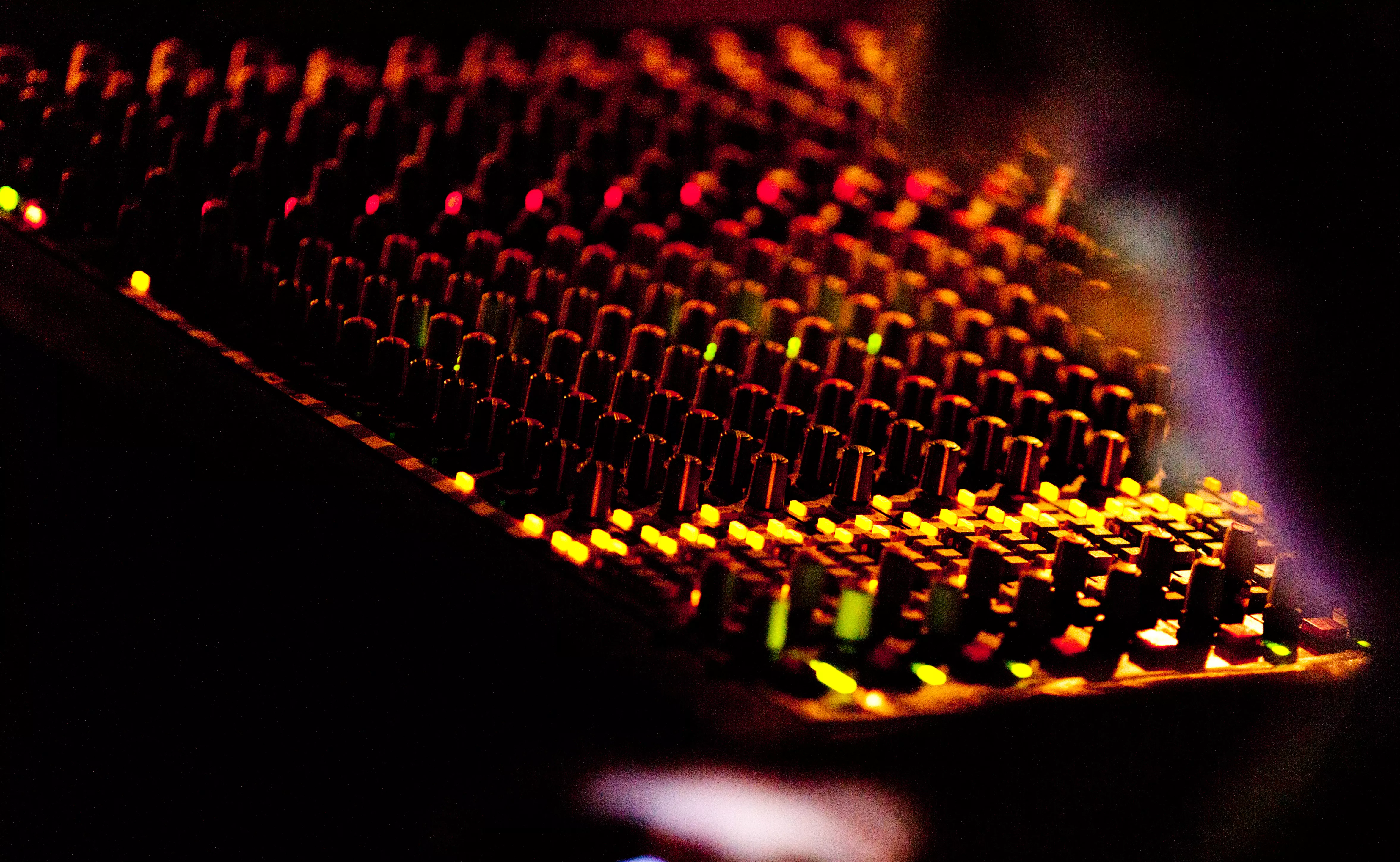 Fick böta 26 000 för DJ-attack