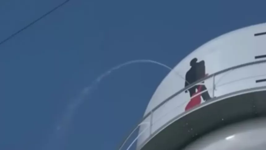 Mand skød hul i vandtank – for at få Johnny Cash-hyldest til at "urinere"