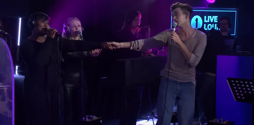 VIDEO: The 1975 spiller Ariana Grande-cover med gospelkor