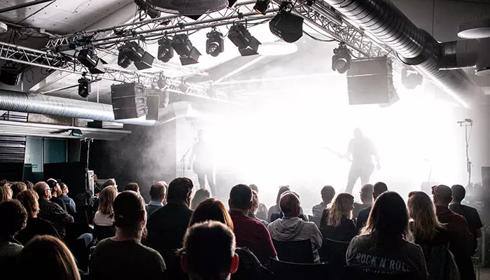 Ti danske spillesteder får penge til at udvikle livescenen