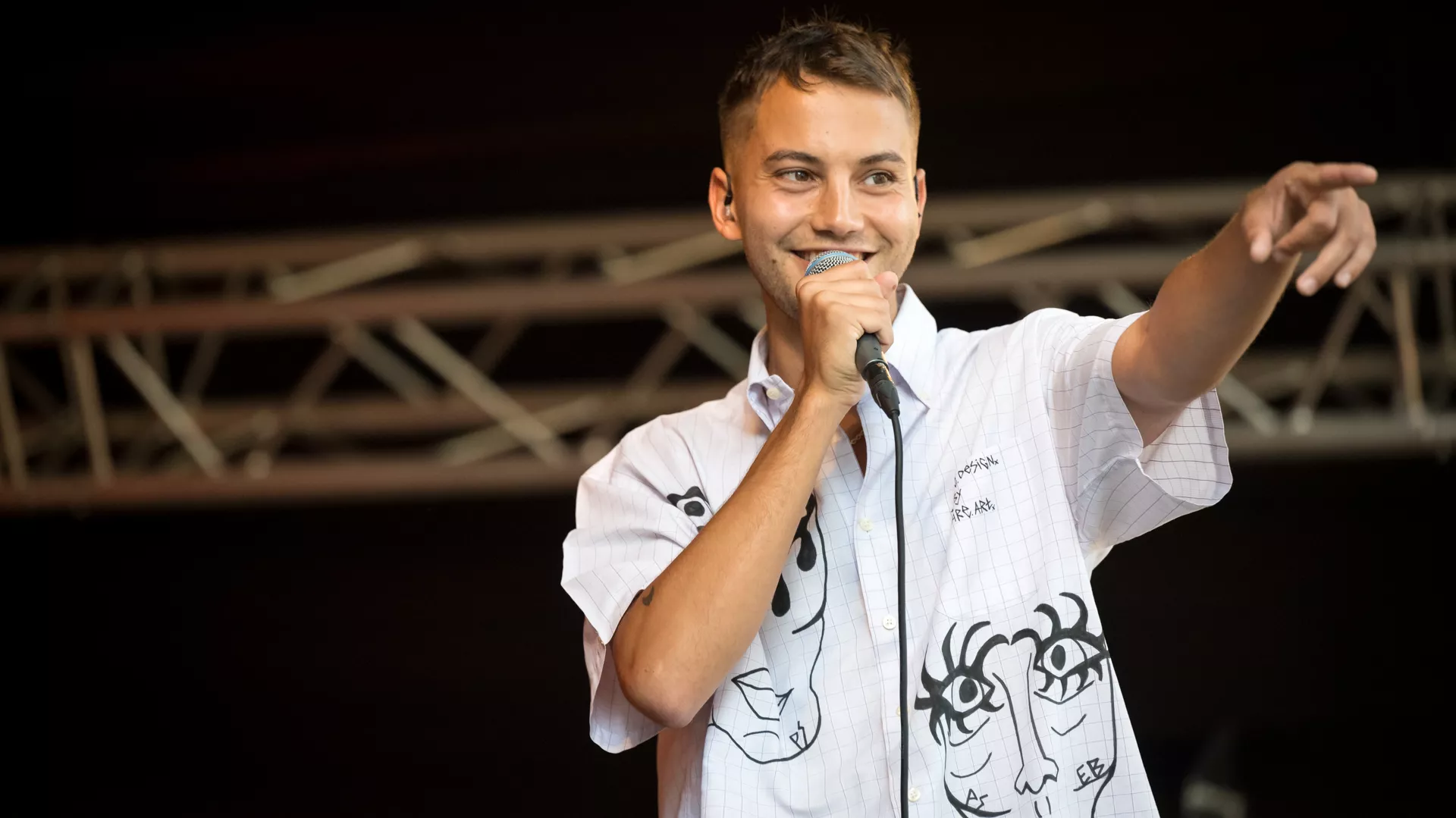 Pop-parat publikum omsluttet af fløjsblød falset 