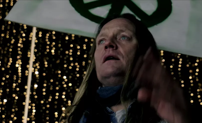 VIDEOPREMIERE: Juletræt Binzer ude med julesingle