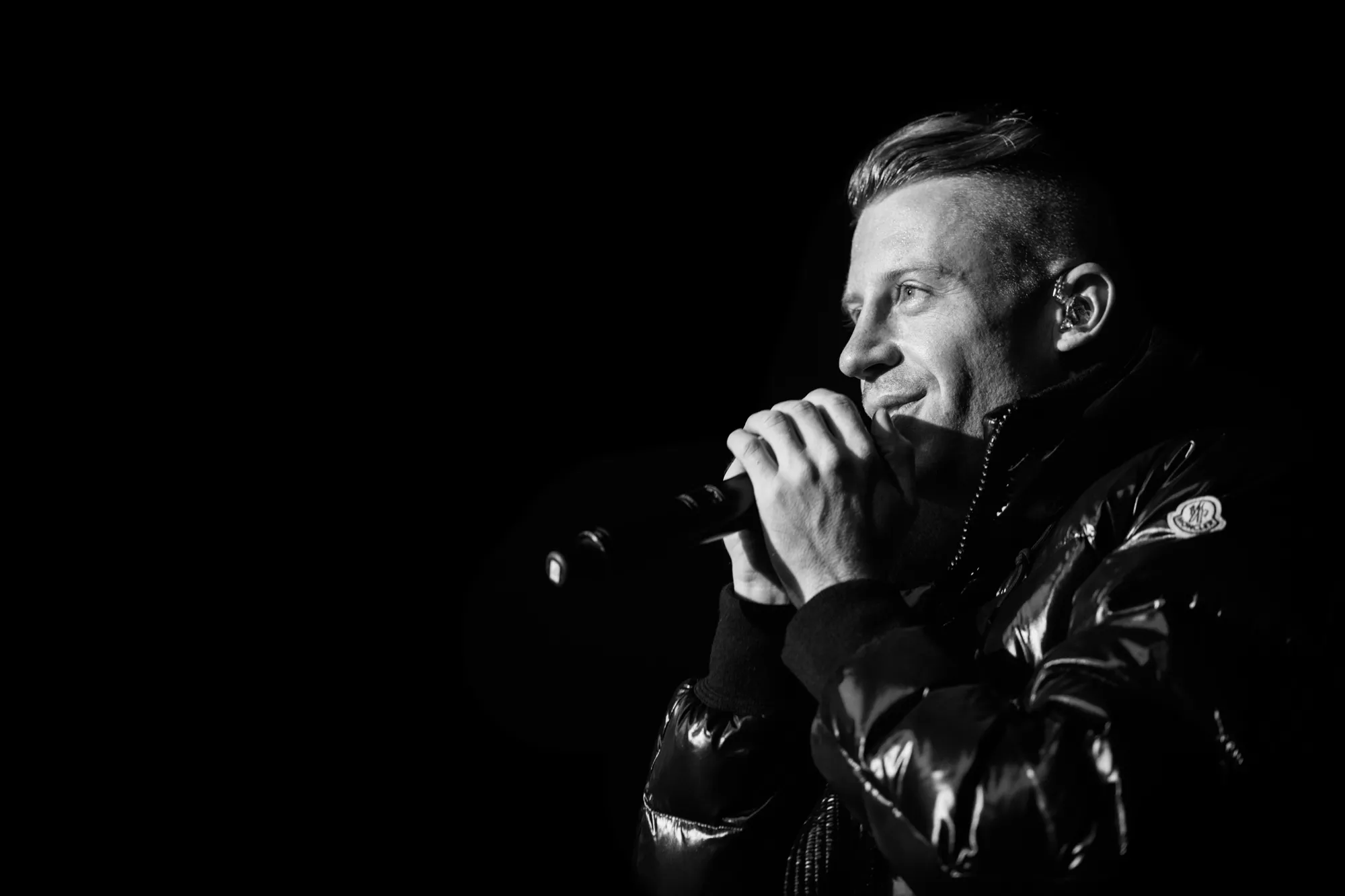 Koncertfoto fra da Macklemore spillede på Tap1 i København, sammen med Ryan Lewis i 2013.