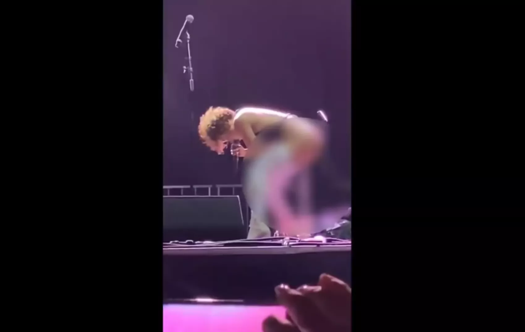 Urinerende kunstner risikerer fængsel – spiller i Danmark