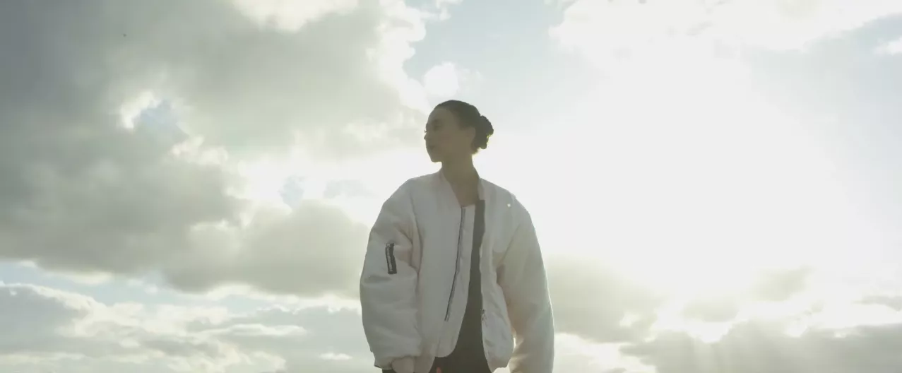 Musikvideo: Medina mindes sit første møde med kærligheden