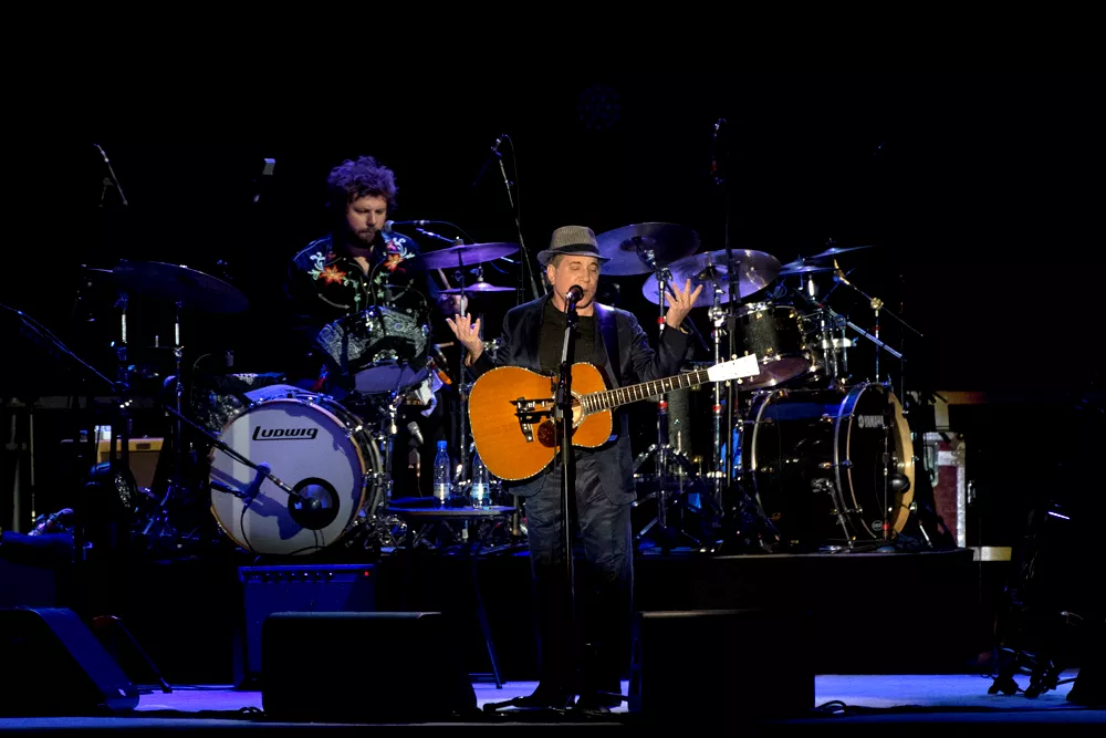 Paul Simon deler vandene