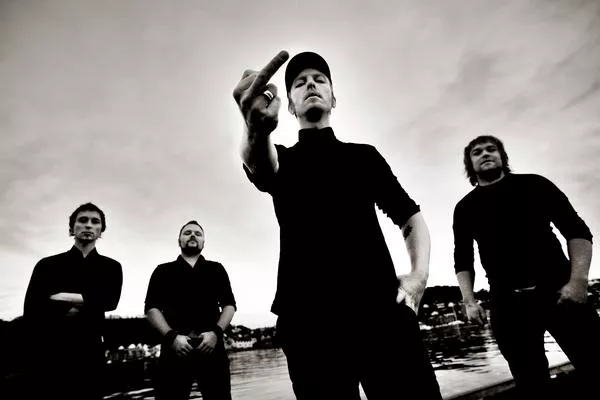 Skambankt – Vi har ikke brug for at gemme os bag en skal af ironi