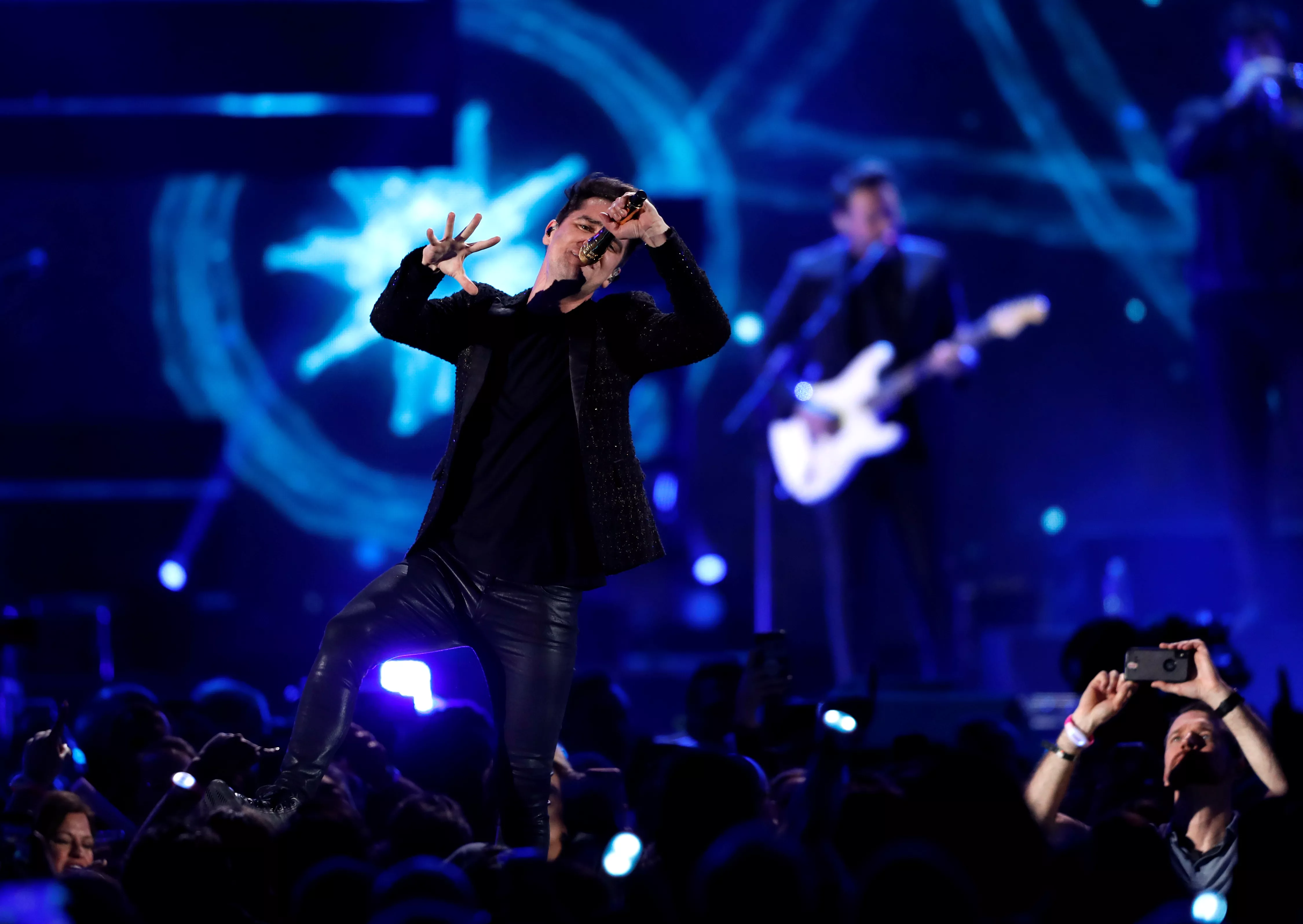 Kaster ut turnégitarist