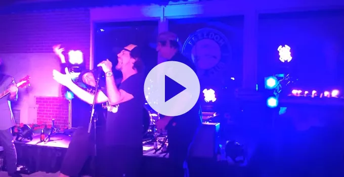 Se Eddie Vedder synge fødselsdagssang til sine brødre 