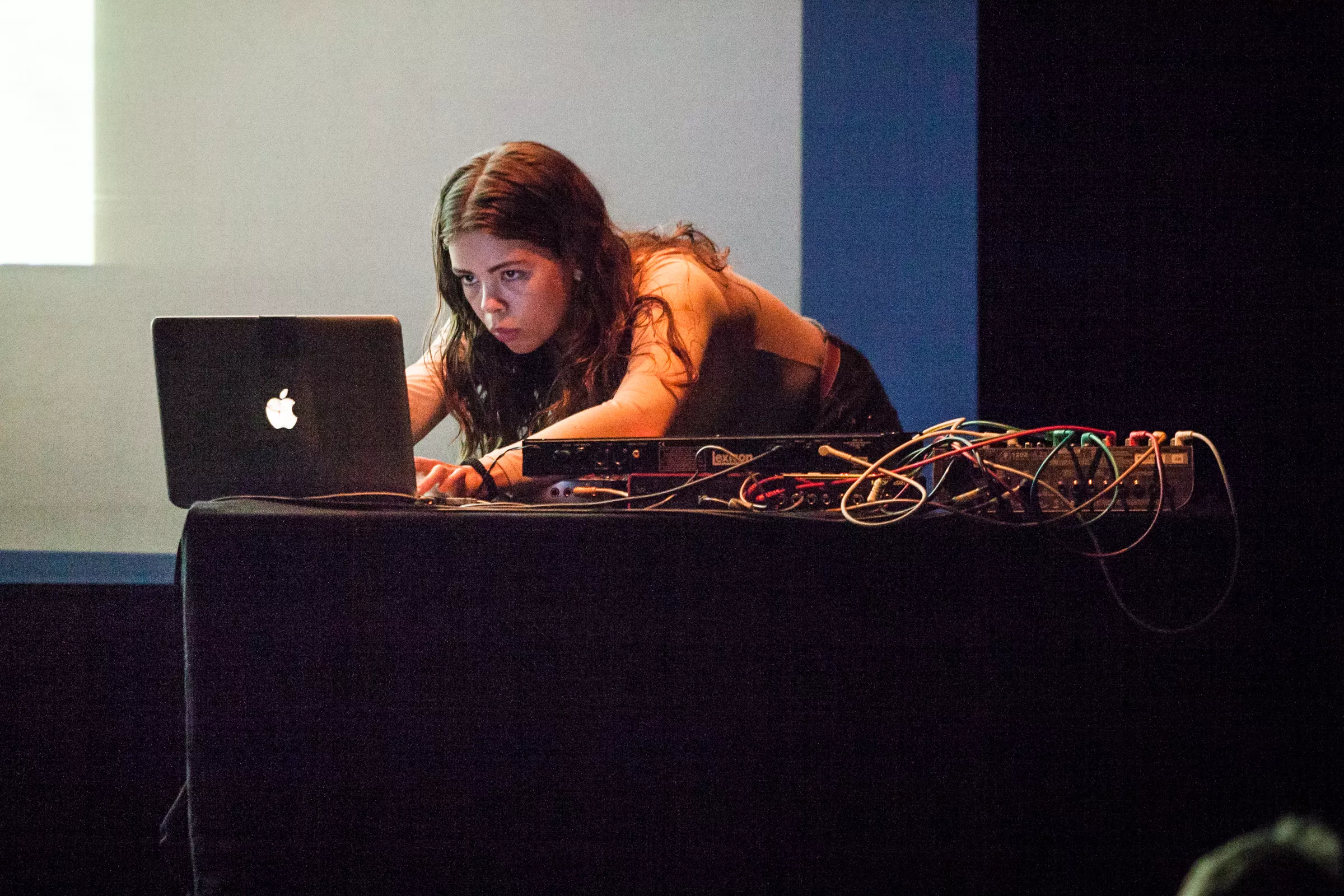 Drömsk drone i en mörk kub 