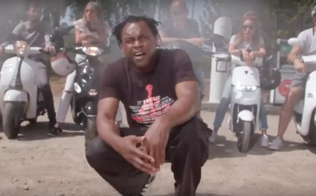 PREMIÄR: Dr. Alban följer upp kultlåten 10 Små Moppepojkar