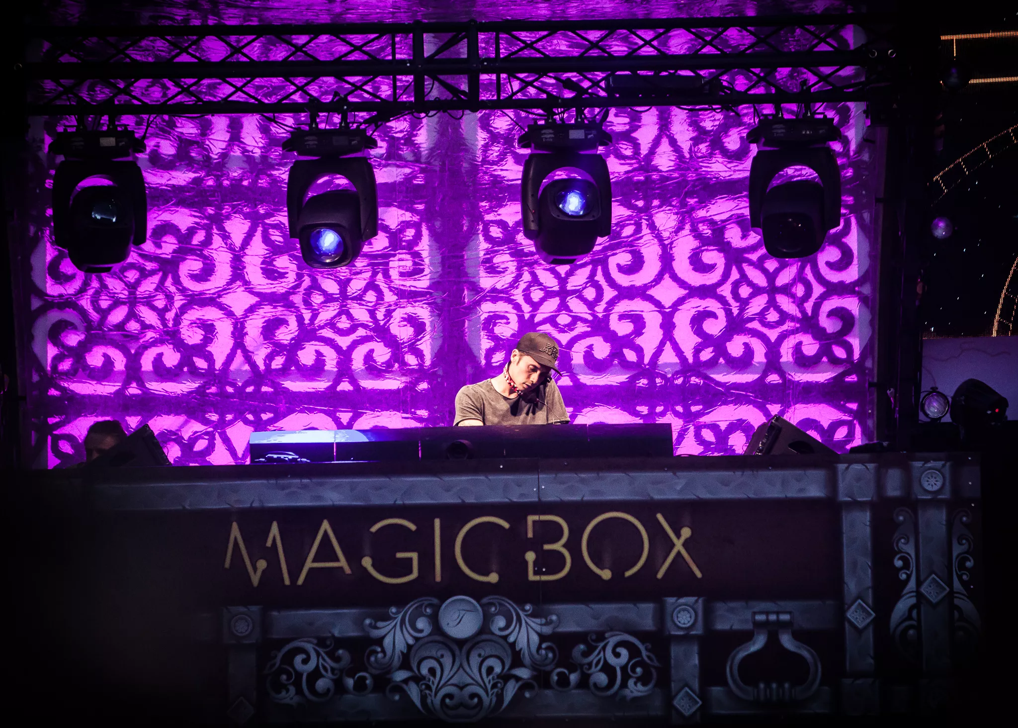 Beskidt house og laserlys