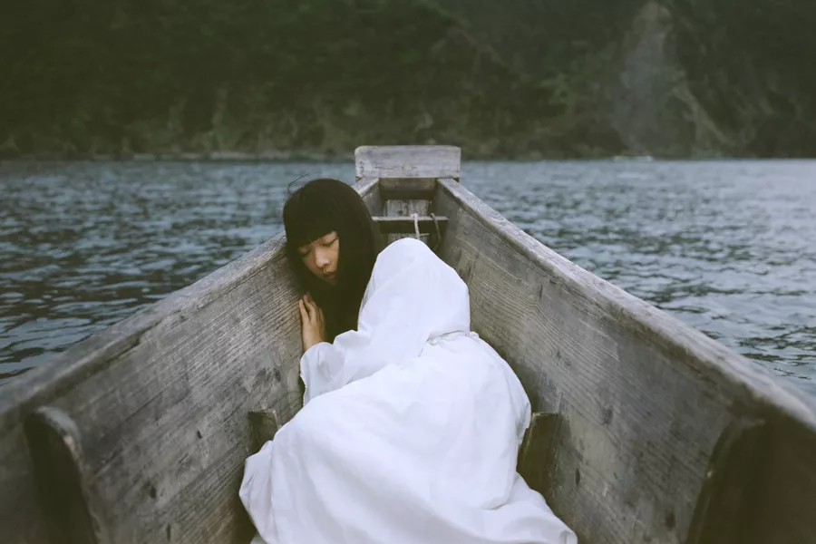 Vi sejler ind i den smukke feberdrøm – og vi seeeejler nedad igeeeeen...