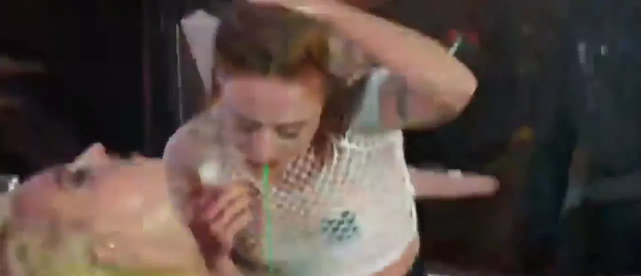 Se Lady Gaga blive ramt af opkast