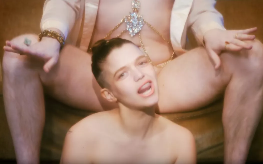 PREMIERE: O/RIOH ryster katten og udfordrer vores syn på kroppen