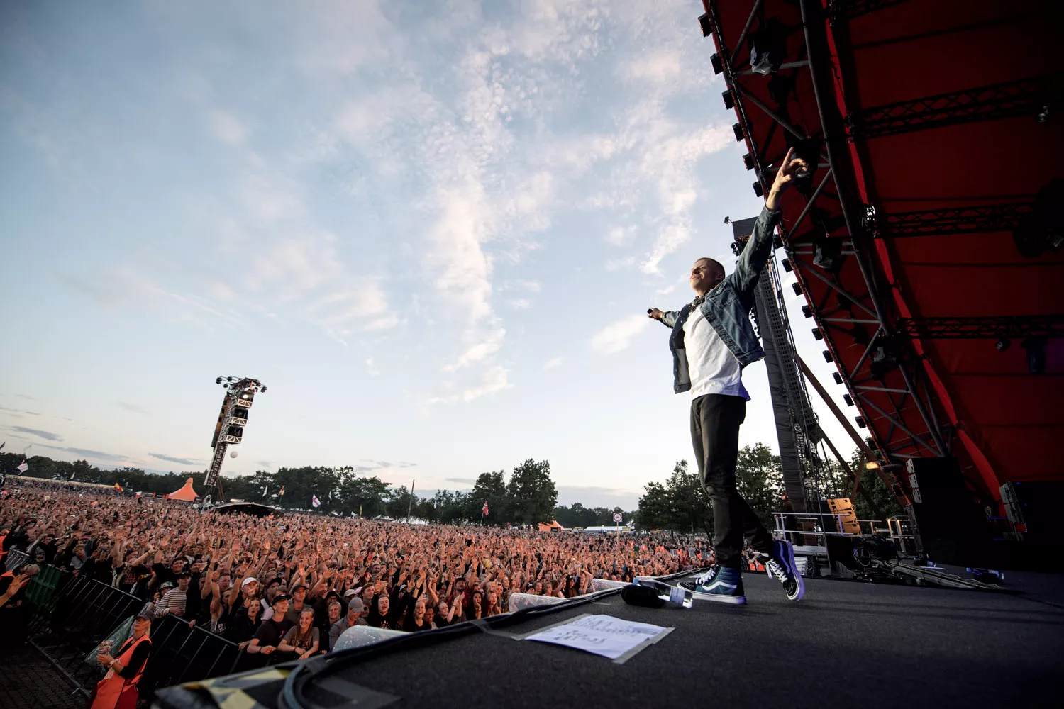 Thrift shopping, basketball og dansekonkurranse med fetteren til Brad Pitt