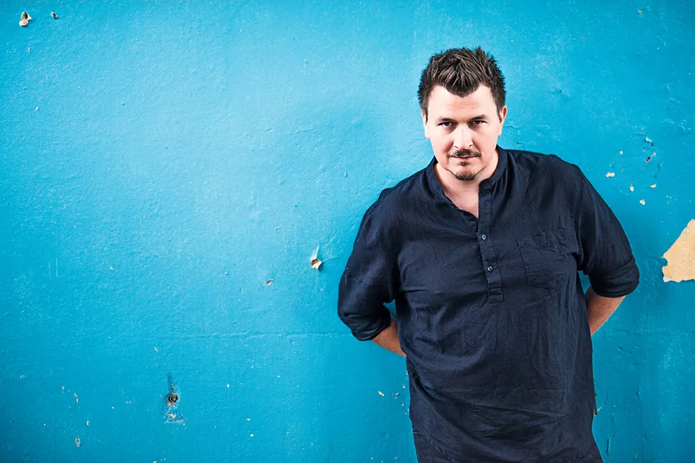 Melankolsk sangskriver synger sig helt tæt på