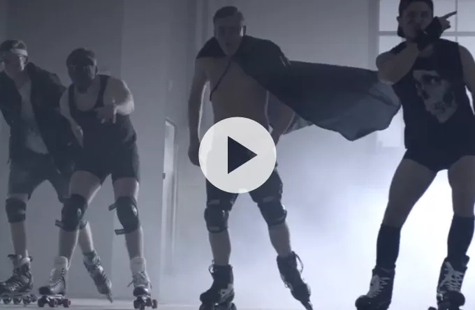 Video: Dansk folk-punkband i krig mod rulleskøjtepiger 