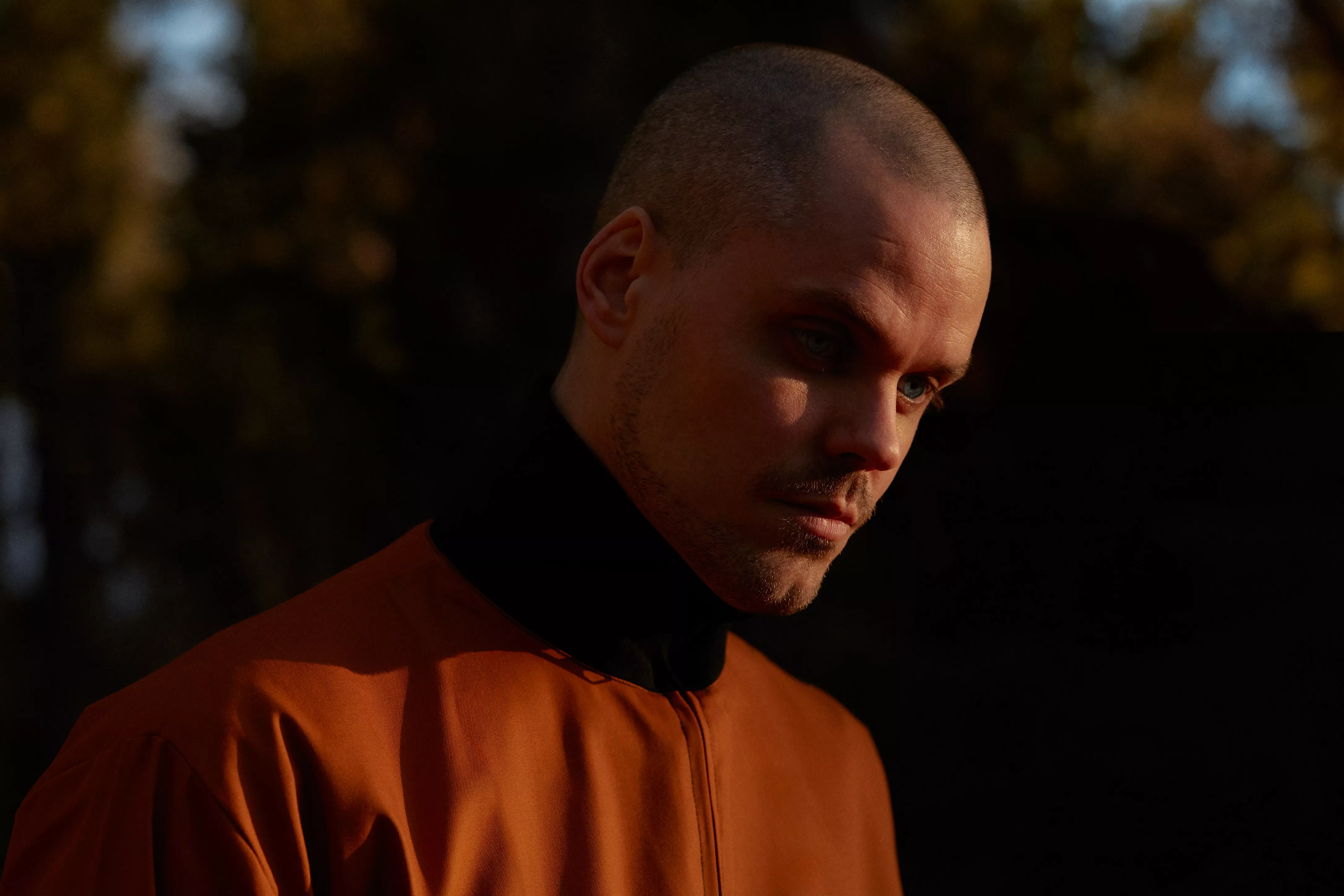 Maskinen-stjärnan ger rasisterna en känga i ny låt