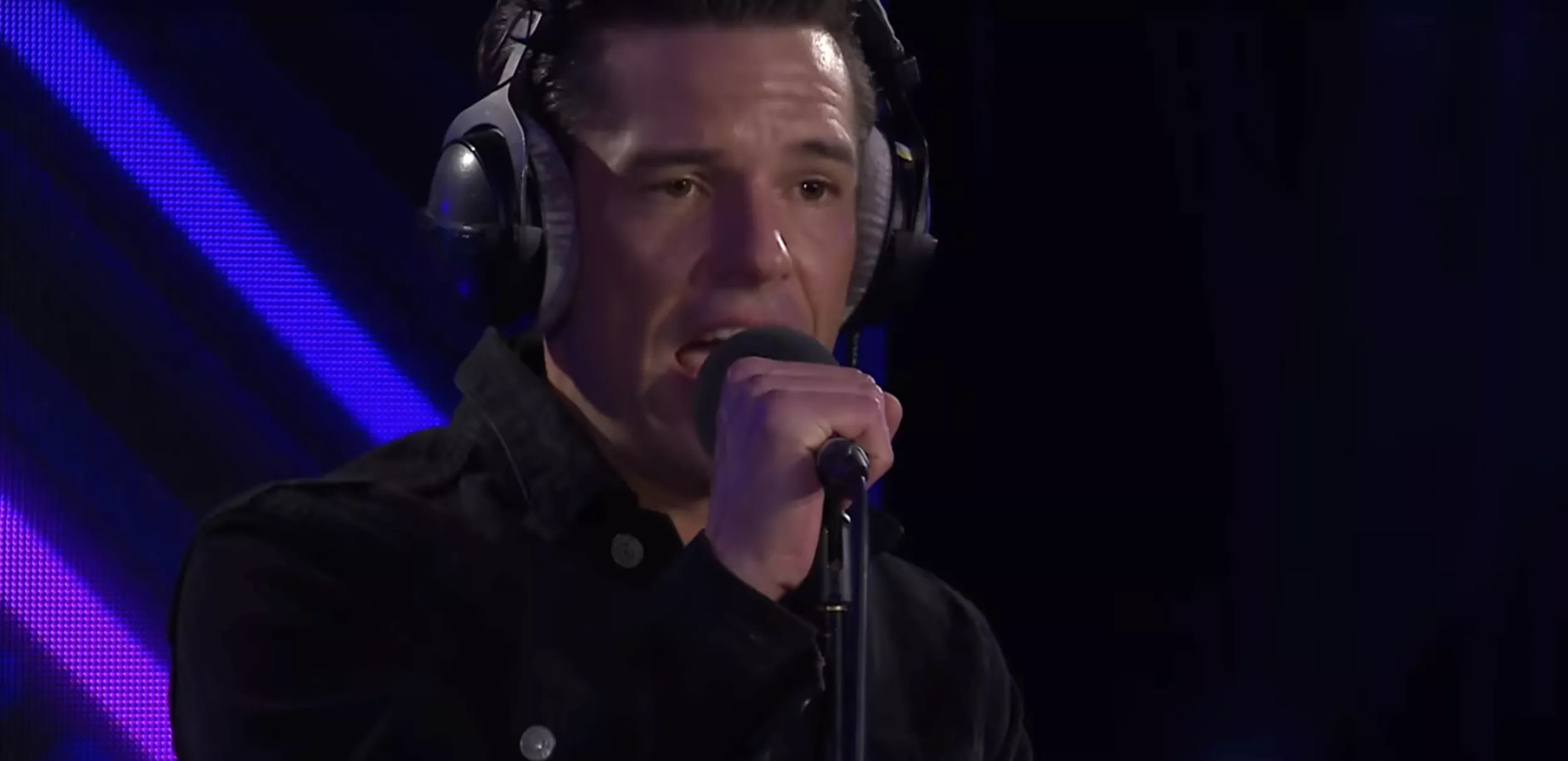 Video: Se The Killers’ intense fortolkning af David Bowies “Fame”