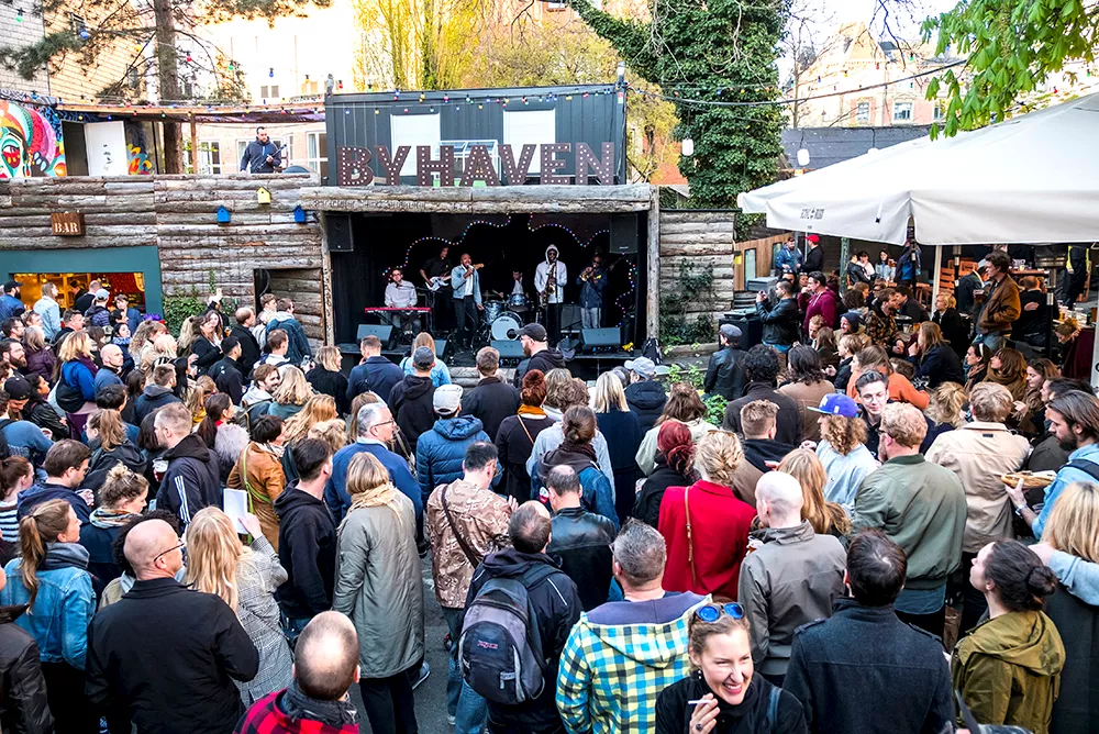 MÅNEDENS SPILLESTED: Byhaven – drinks, skygge, hygge og mulighed for en musikalsk overraskelse