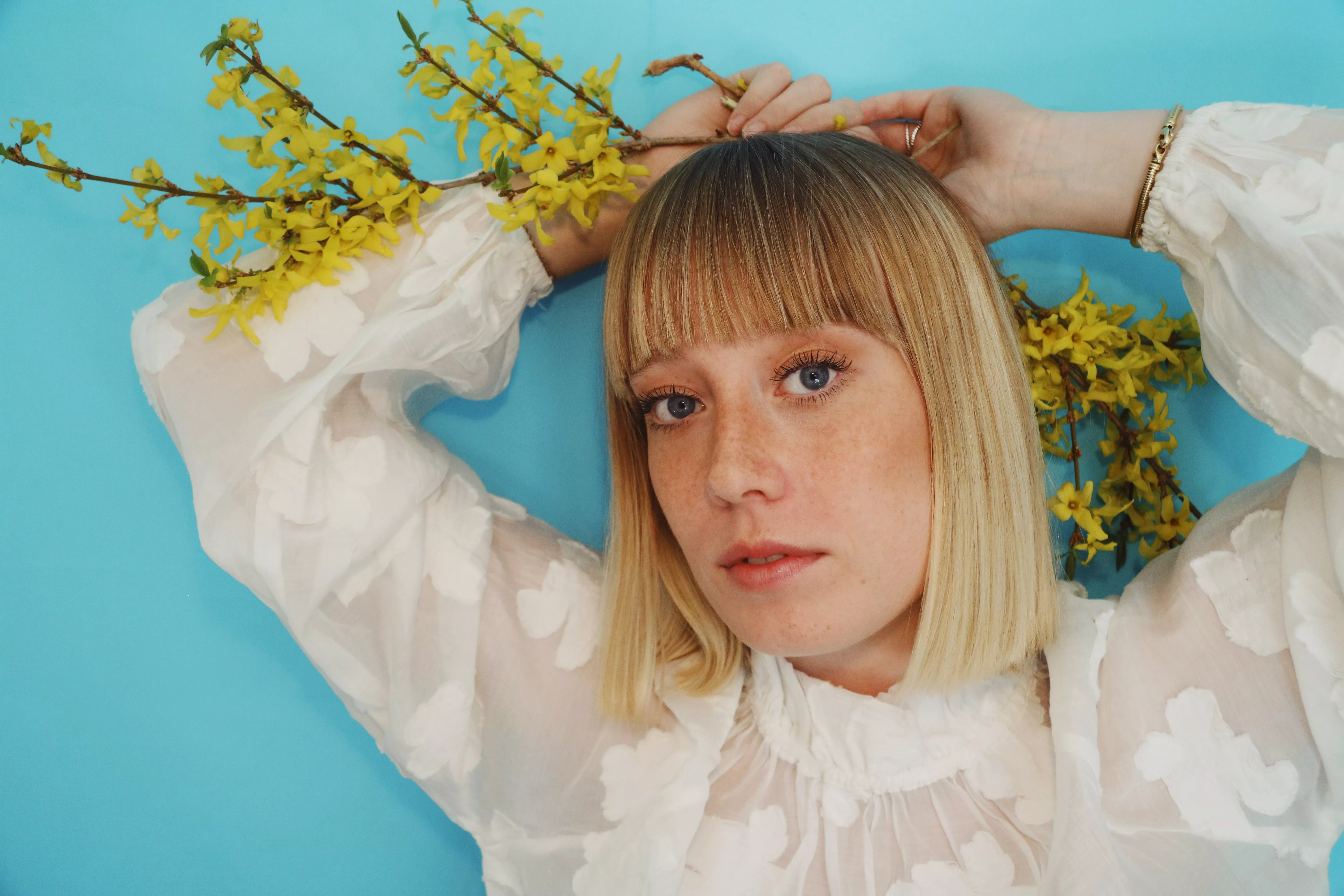 PREMIÄR: Saga Back sjunger om sin mammas plötsliga bortgång