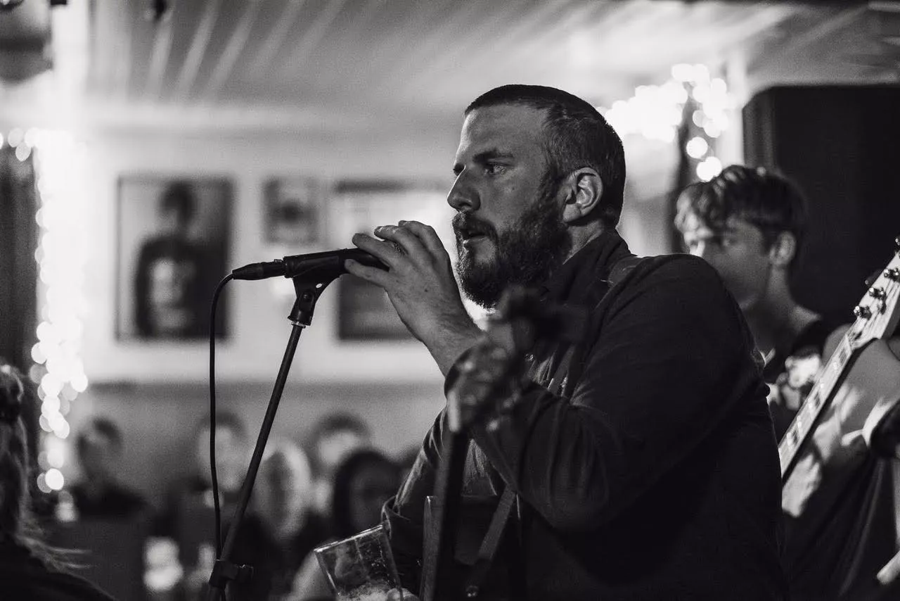 PREMIÄR: Muräna om att lämna nåt destruktivt bakom sig